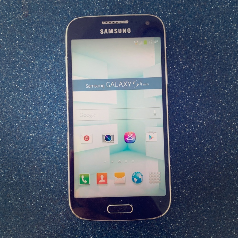Play phone - realistic looking Samsung S 4 mini